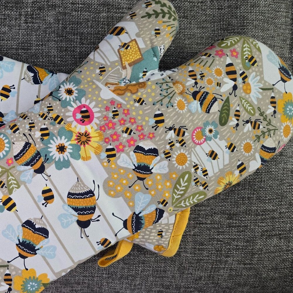 Bees and Flowers themed oven mitts, EUC